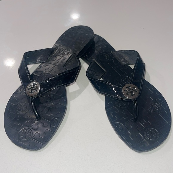 TORY BURCH (EUC) Women’s Black Patent Look Thong Sandals With Silver Logo Size 7 - Picture 11 of 11